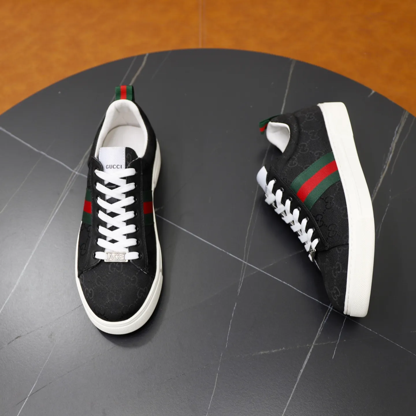 Ex-factory price: 440💰🙅‍♂️🙅‍♂️🙅‍♂️ Brand: GUCCI Standard code: 38-44 (45 customized) Grade: Same as the official website Material: Original material splicing Comfortable and breathable lining Lightweight and wear-resistant sports outsole Style category: Men's fashionable casual shoes Running sneakers Distinguished luxury brand elements Top luxury Color: actual picture color